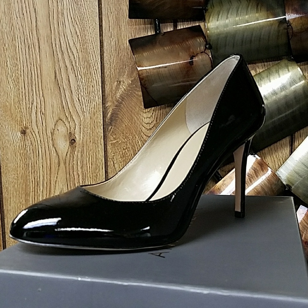 ANN TAYLOR- SKYLER PATENT ROUND TOE PUMP
